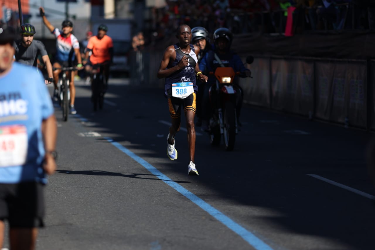 Keniano dominó el asfalto y se dejó la Maratón de San José 2022